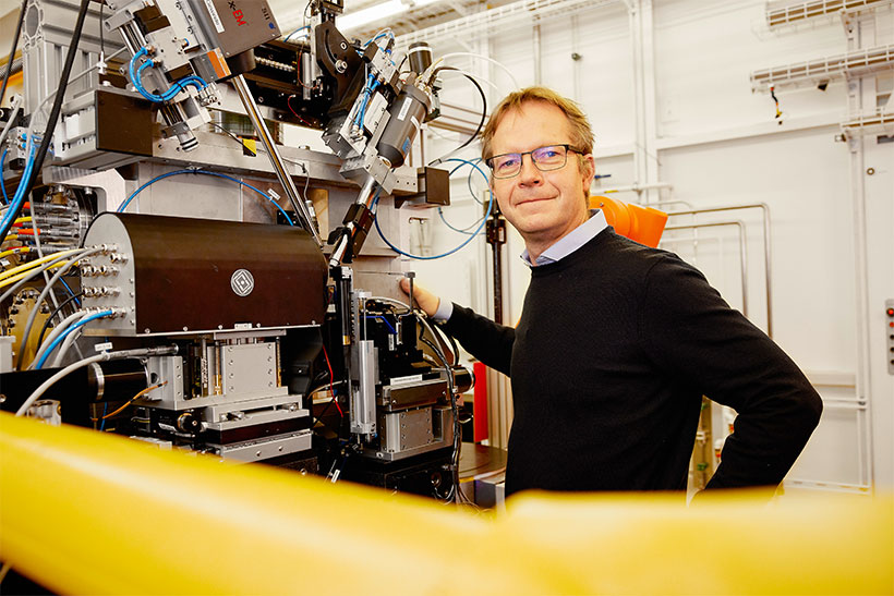 Der DESY-Forscher Alke Meents steht im Arbeitsbereich des Beschleunigers PETRA III.