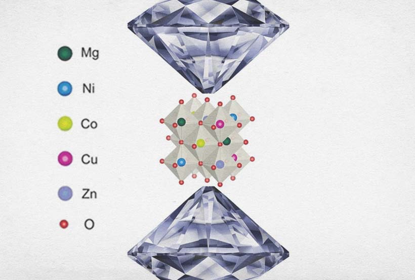 Zwischen zwei Diamantstempeln wird die chemische Struktur eines Hochentropie-Oxids dreidimensional dargestellt.