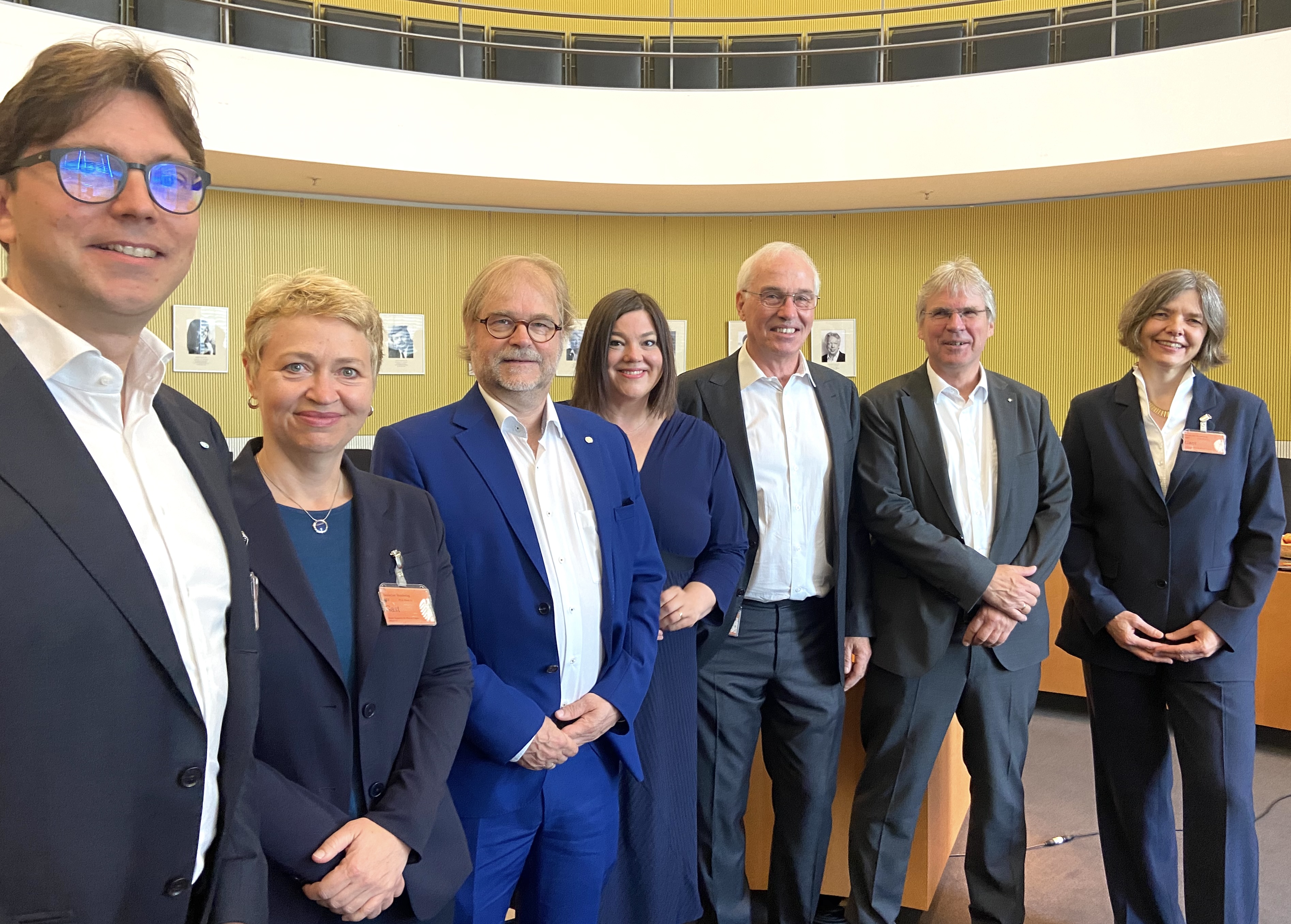 Von links nach rechts: Arik Willner (DESY), Beate Heinemann (DESY), Holger Becker (MdB), Katharina Fegebank (Senatorin HH), Helmut Dosch (DESY), Holger Hanselka (Präsident Franhofer) und Blanche Schwappach-Pignataro. (Dekanin UKE HH)