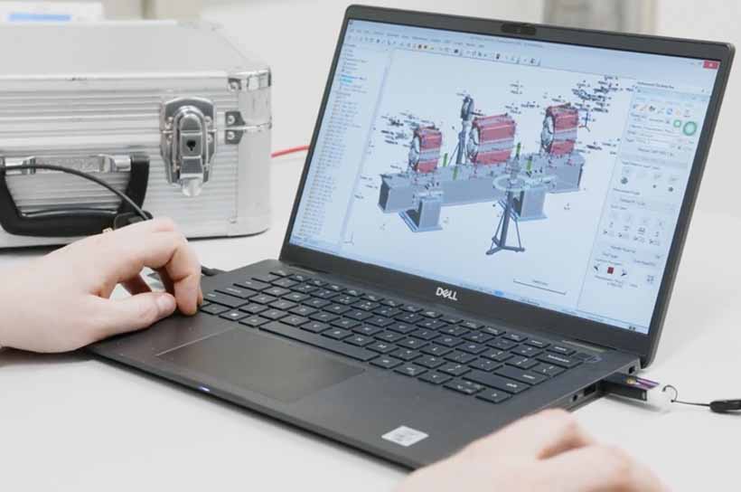 A laptop screen shows a 3D model of the assembled magnets, to which measured values are assigned.