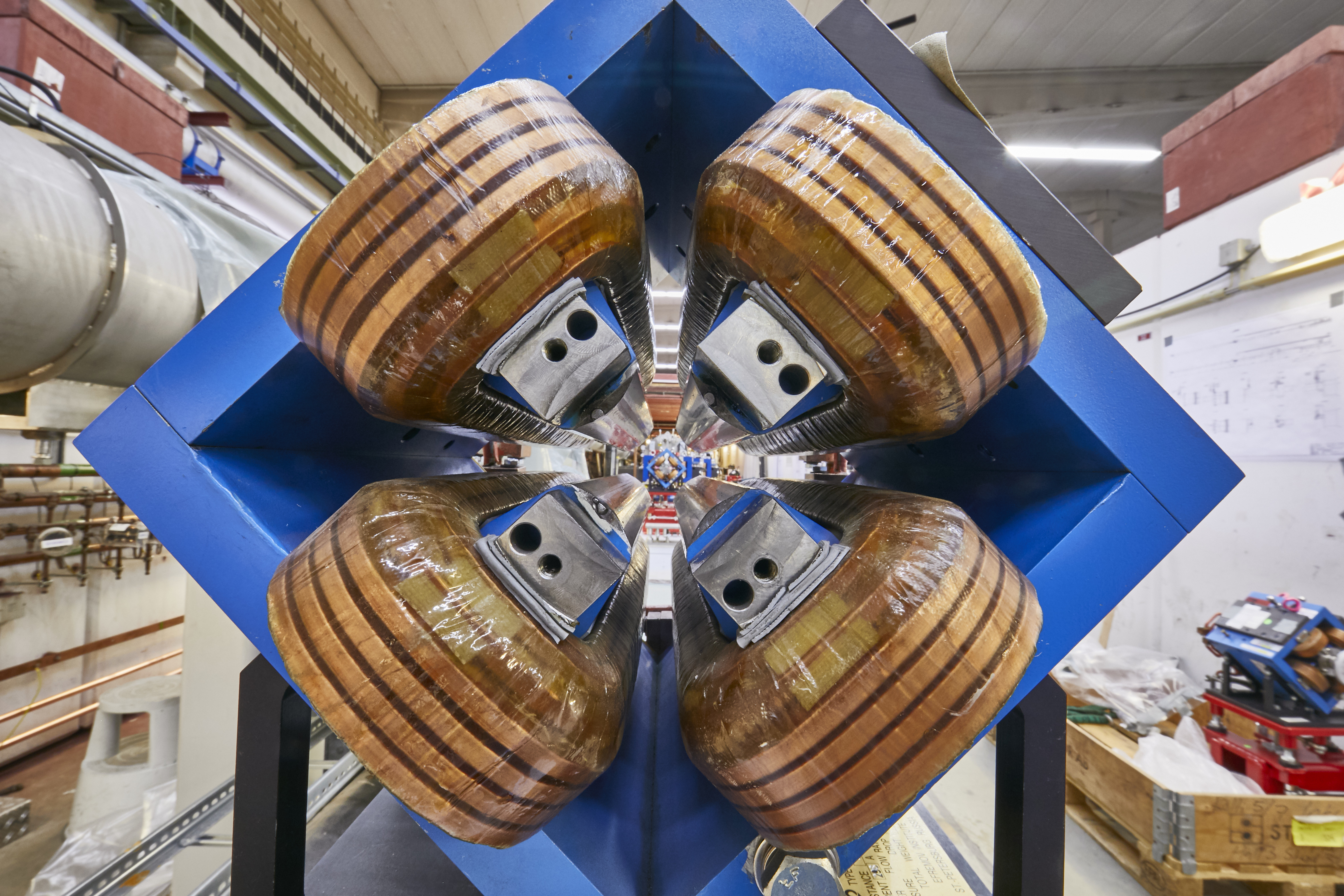 Ein blauer Quadrupolmagnet mit vier Kupferspulen